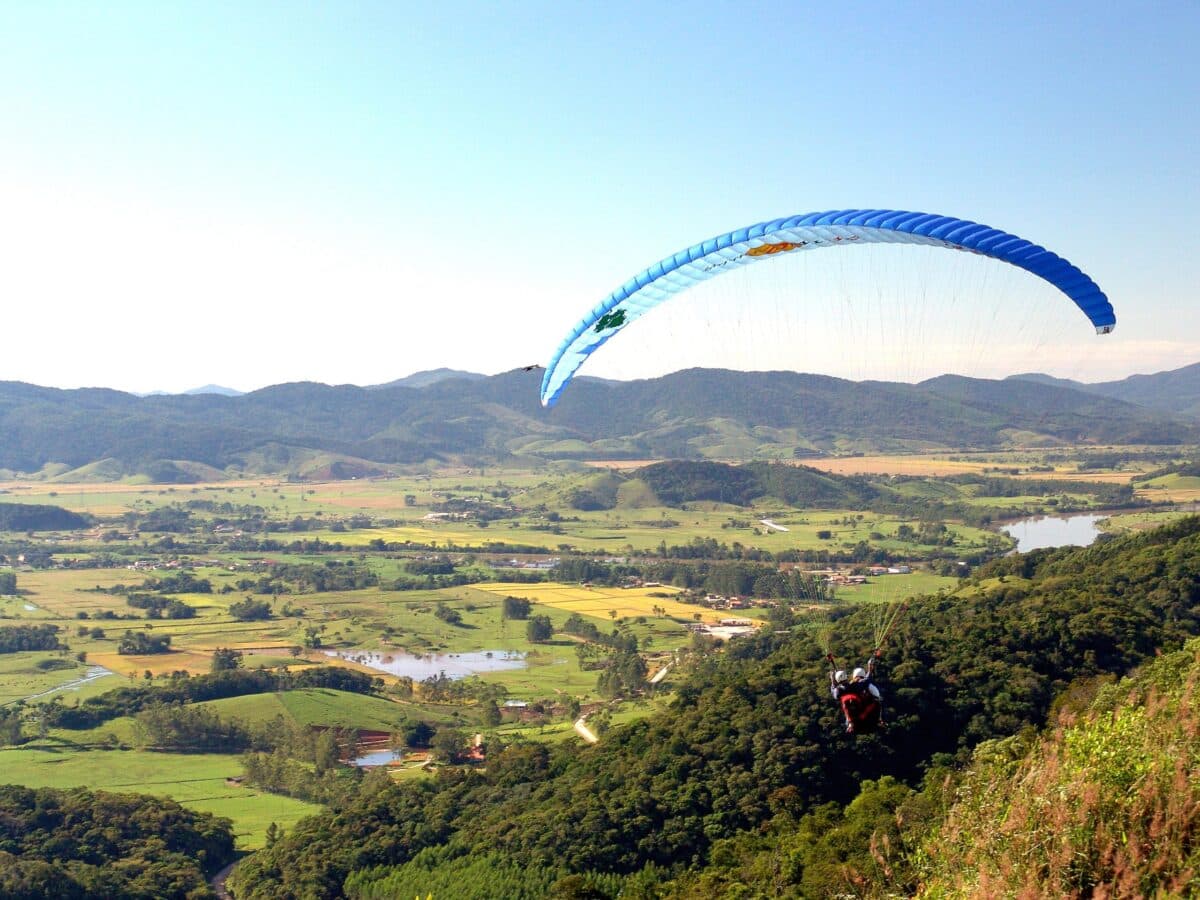 Parapente em regiao de montanha no Vale Europeu de Santa Catarina