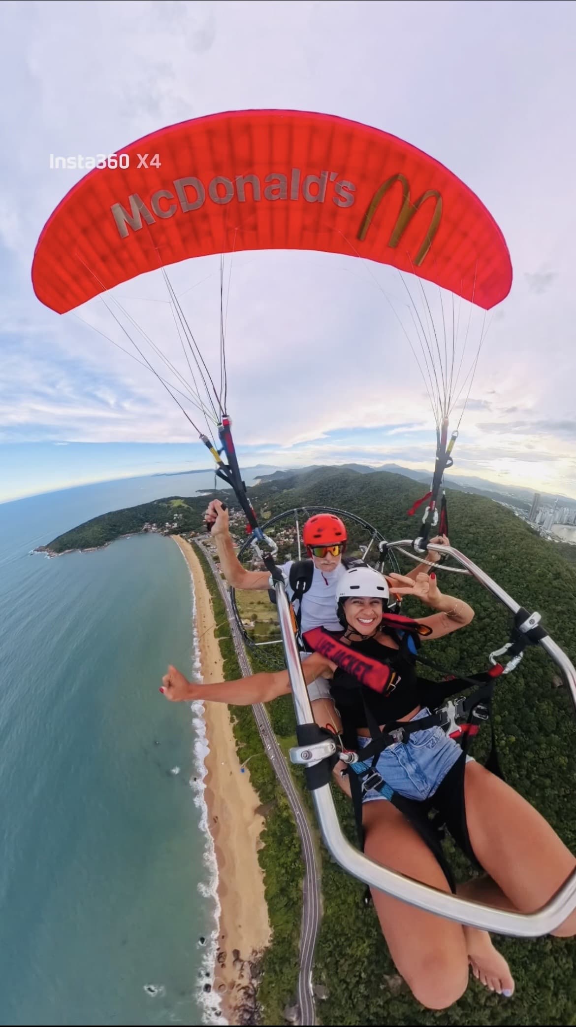 Voo duplo de paramotor com instrutor